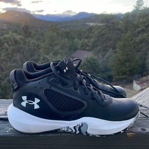 Under Armour Youth Basketball shoes, Size Youth 5